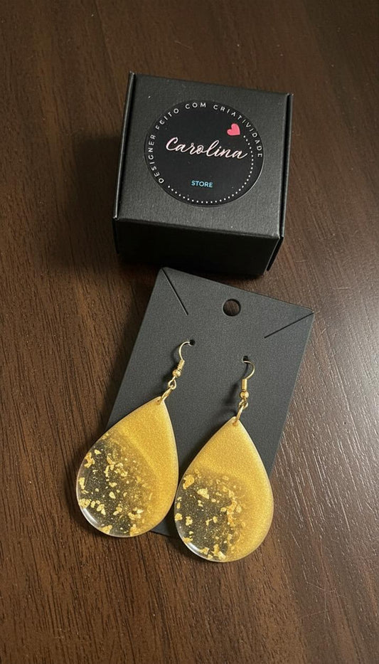 Brincos com Acessórios em Aço Inox Dourado e Pingente em Formato de Lagrima Dourado com Folhas de Ouro