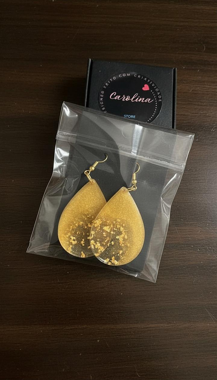 Brincos com Acessórios em Aço Inox Dourado e Pingente em Formato de Lagrima Dourado com Folhas de Ouro