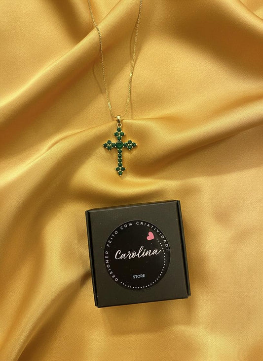 Colar dourado com cruz e zircónia verde esmeralda