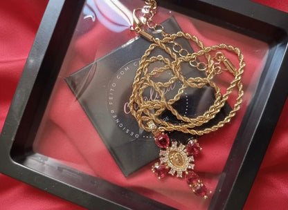 Crucifixo em ouro 18k e pedras zircônia vermelhas