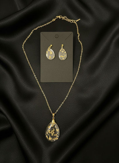 Conjunto Colar e Brincos em Aço Inox Dourado com Resina e Folhas de Ouro