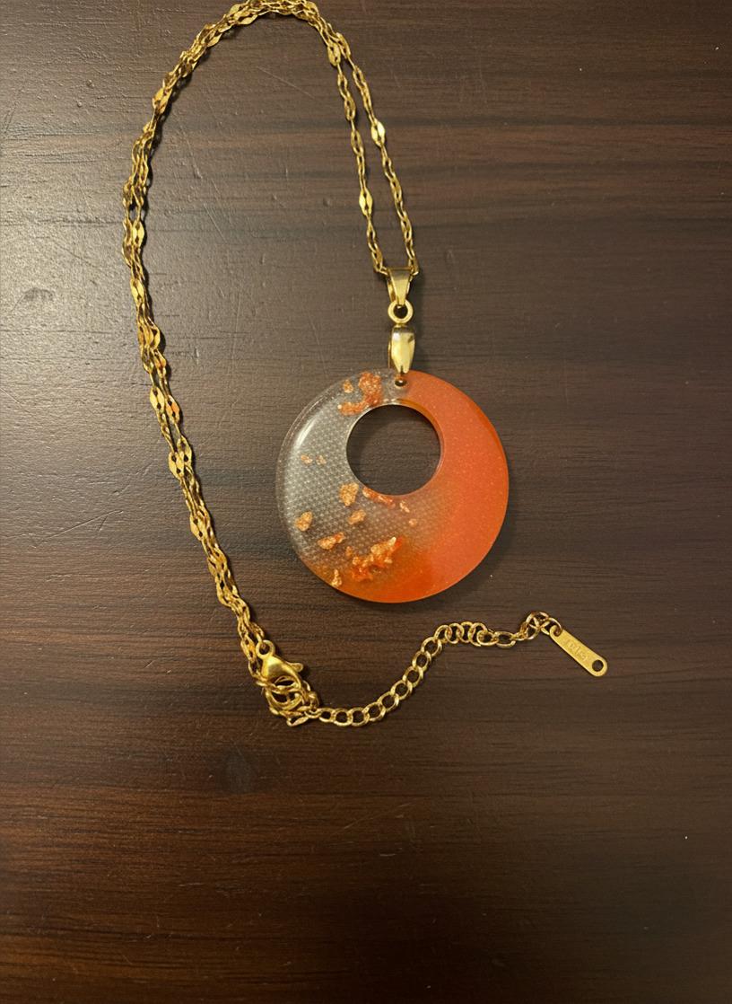 Colar com Corrente em Ouro 18K e Pingente em Resina Vermelha com Folhas de Bronze