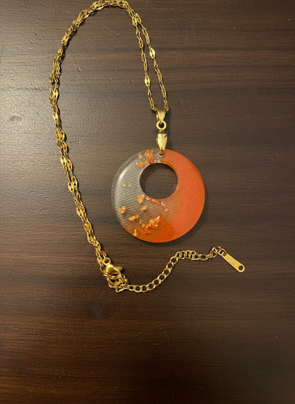 Colar com Corrente em Ouro 18K e Pingente em Resina Vermelha com Folhas de Bronze