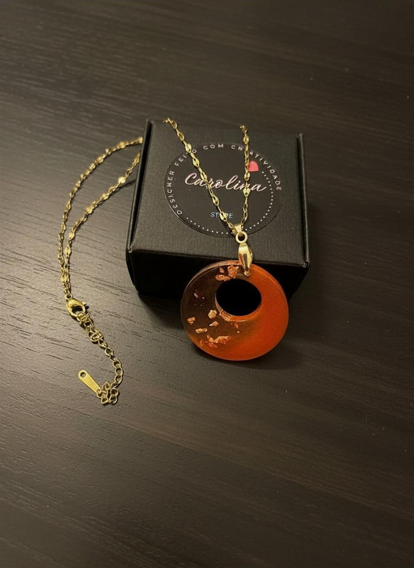Colar com Corrente em Ouro 18K e Pingente em Resina Vermelha com Folhas de Bronze