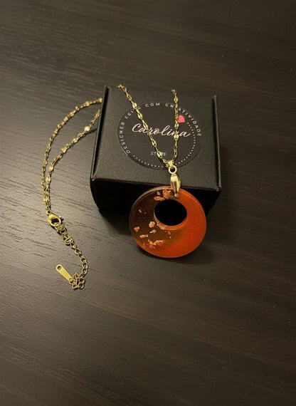 Colar com Corrente em Ouro 18K e Pingente em Resina Vermelha com Folhas de Bronze