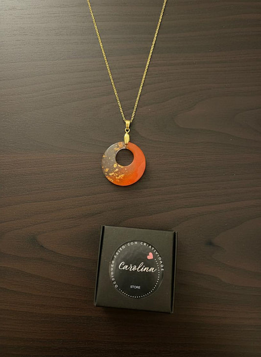 Colar com Corrente em Ouro 18K e Pingente em Resina Vermelha com Folhas de Bronze