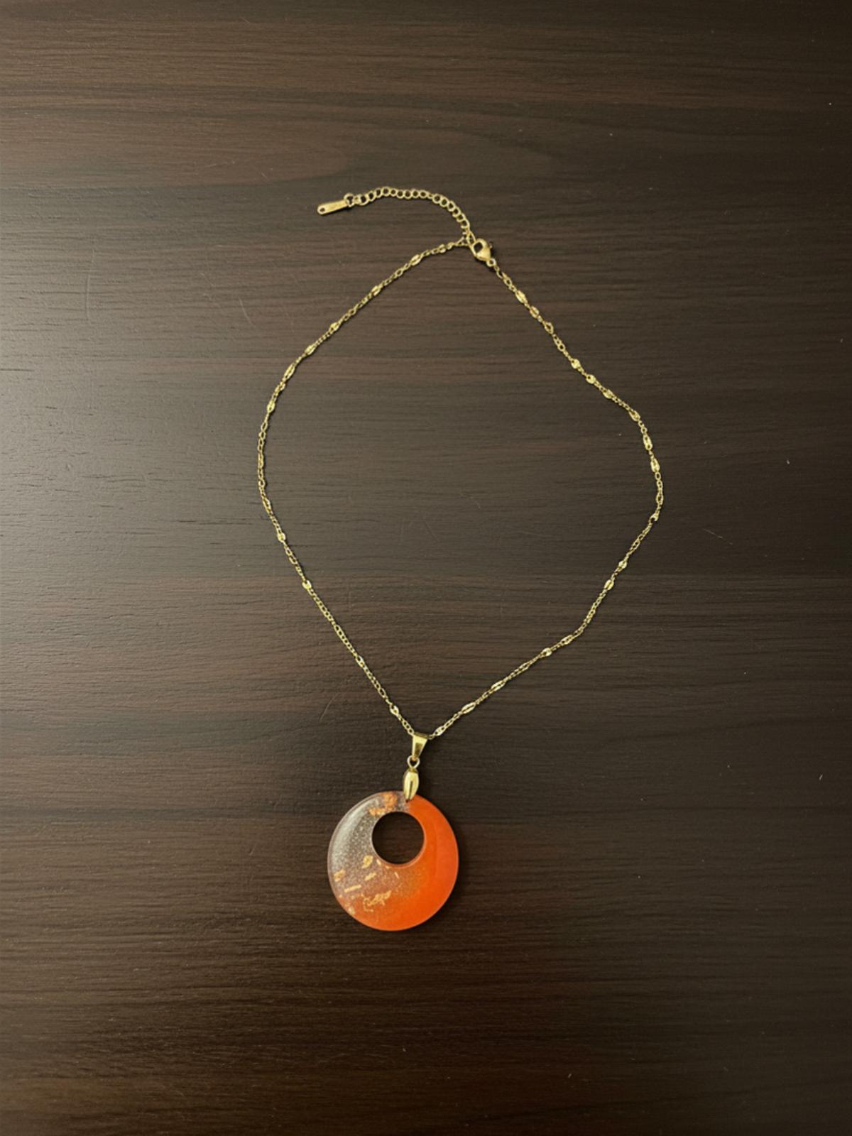 Colar com Corrente em Ouro 18K e Pingente em Resina Vermelha com Folhas de Bronze