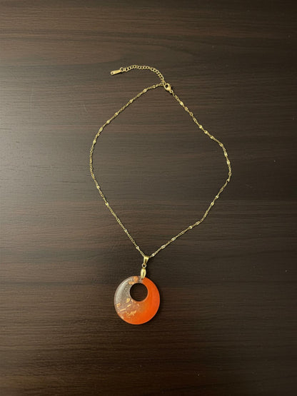 Colar com Corrente em Ouro 18K e Pingente em Resina Vermelha com Folhas de Bronze