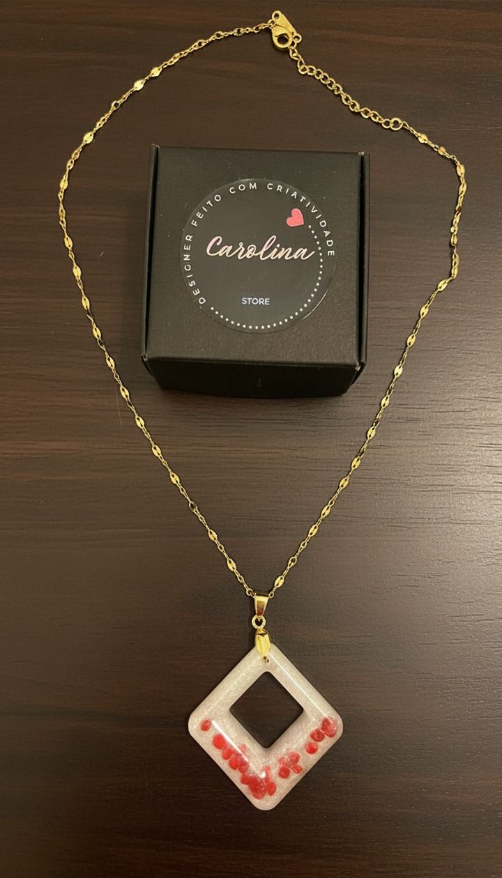 Colar com Corrente em Ouro 18K e Pingente em Resina com Pedras Vermelhas