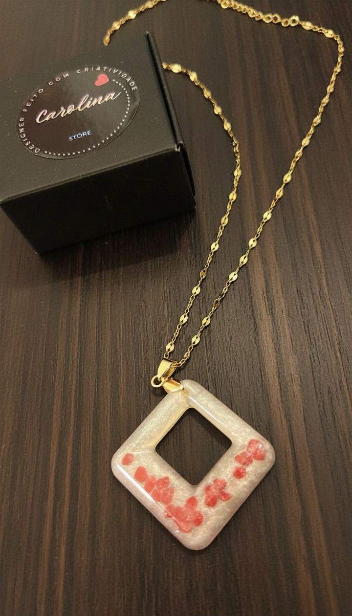 Colar com Corrente em Ouro 18K e Pingente em Resina com Pedras Vermelhas