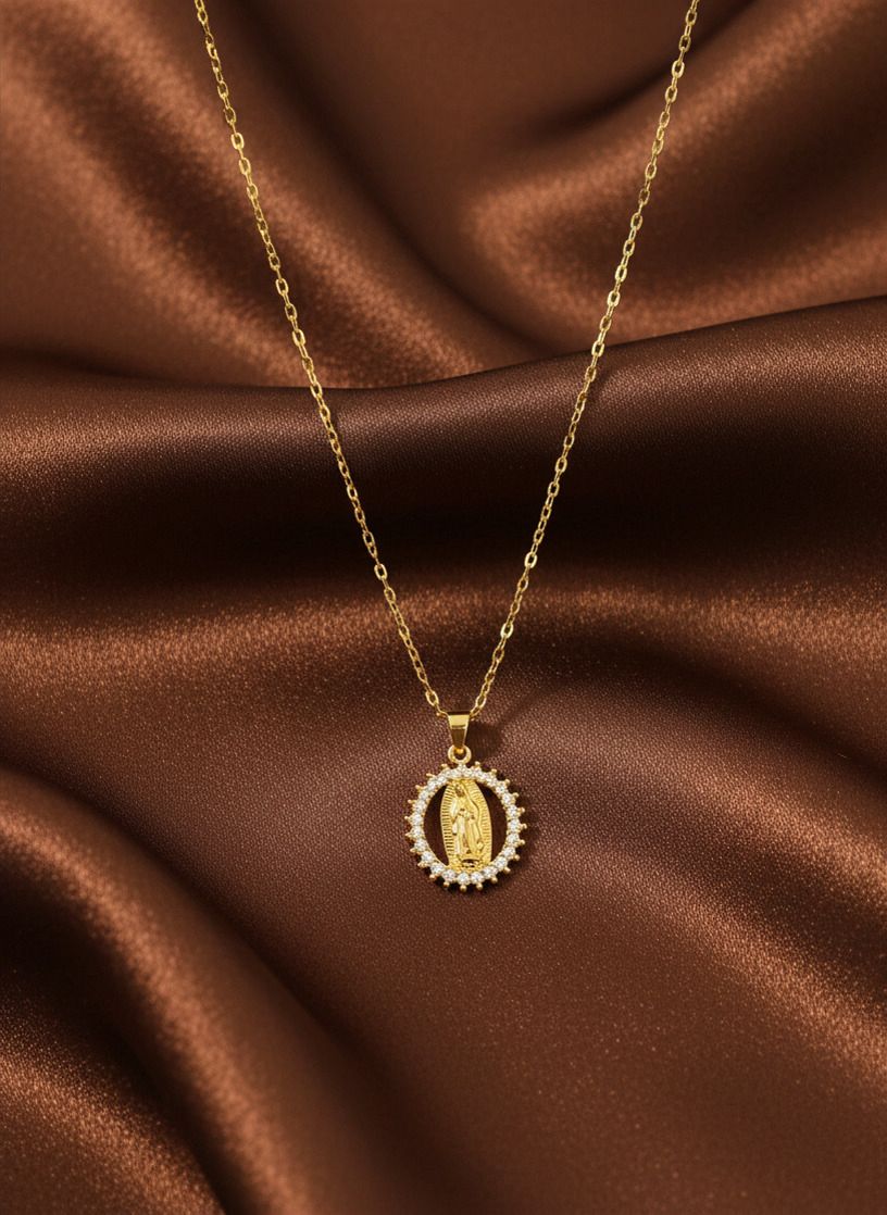 Uma peça repleta de fé, proteção e elegância. ✨🙏💛