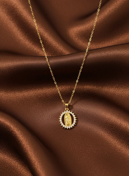Uma peça repleta de fé, proteção e elegância. ✨🙏💛