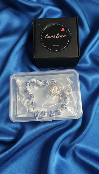 Pulseira elegante de cerâmica com pingente de Fátima e cruz