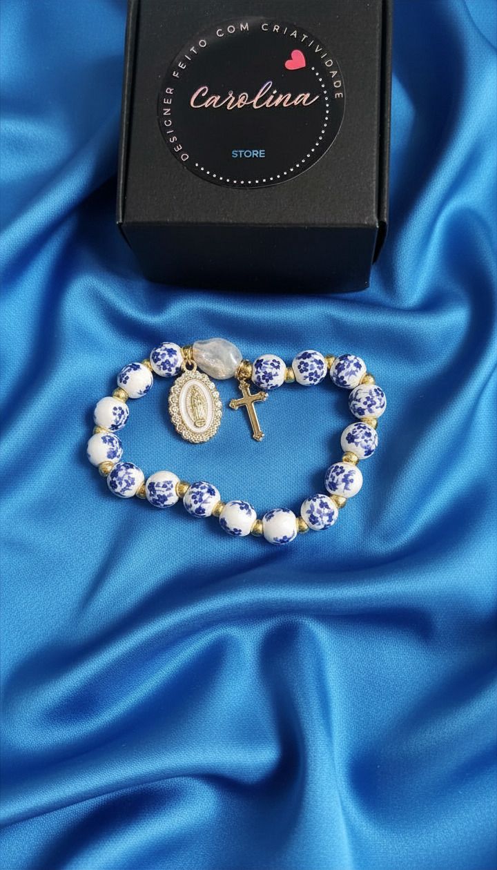 Pulseira elegante de cerâmica com pingente de Fátima e cruz