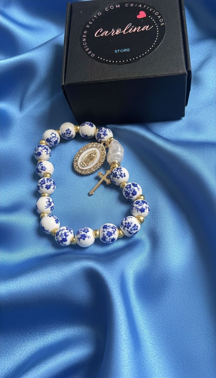 Pulseira elegante de cerâmica com pingente de Fátima e cruz