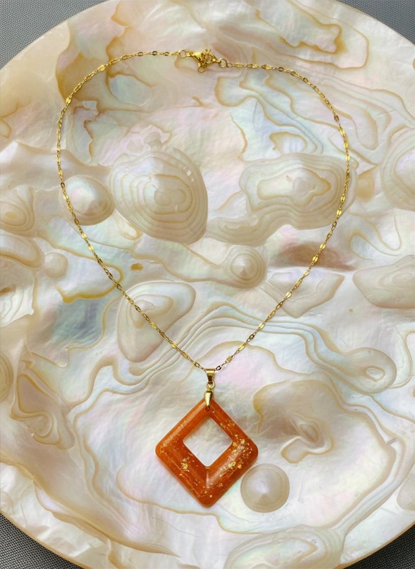 Colar com Corrente em Ouro 18K e Pingente em Resina com Folhas de Ouro