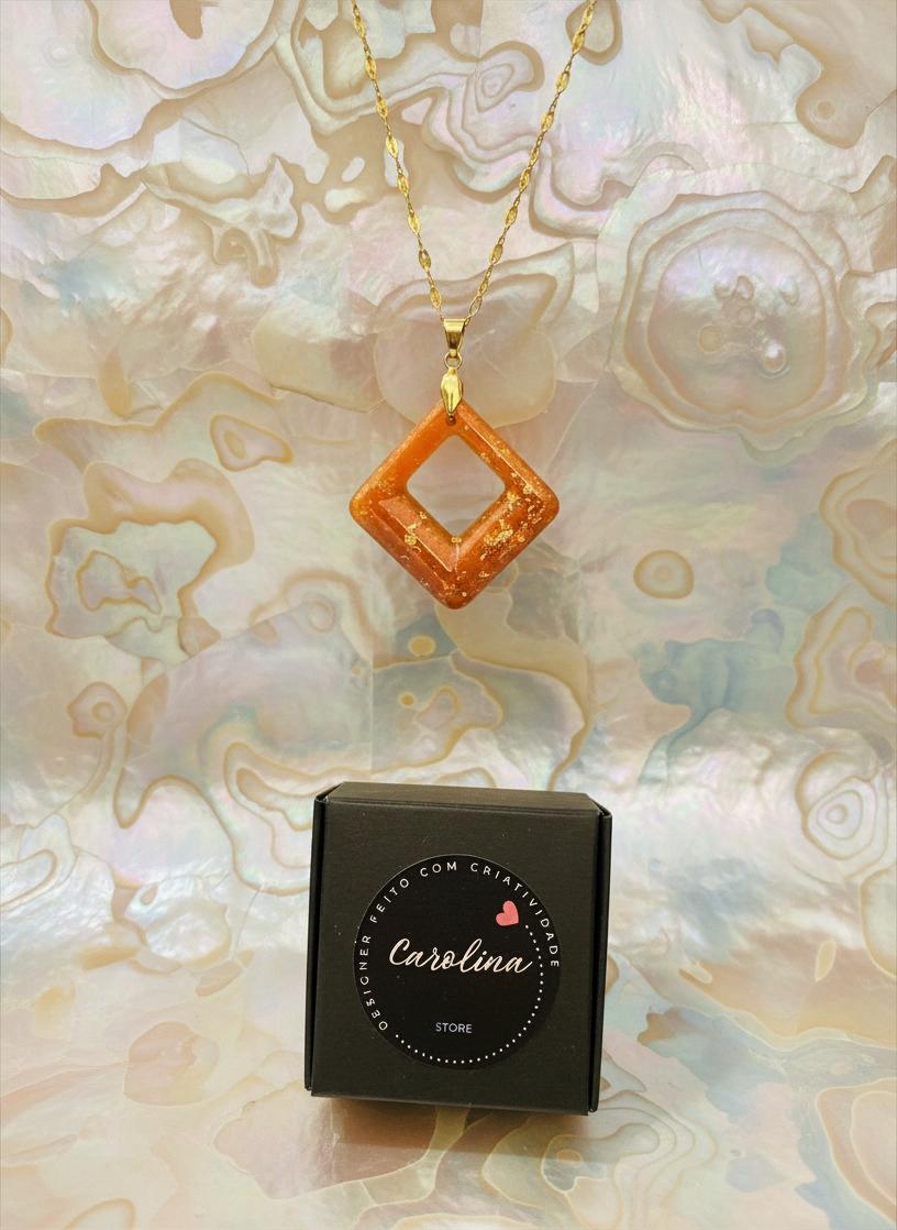 Colar com Corrente em Ouro 18K e Pingente em Resina com Folhas de Ouro