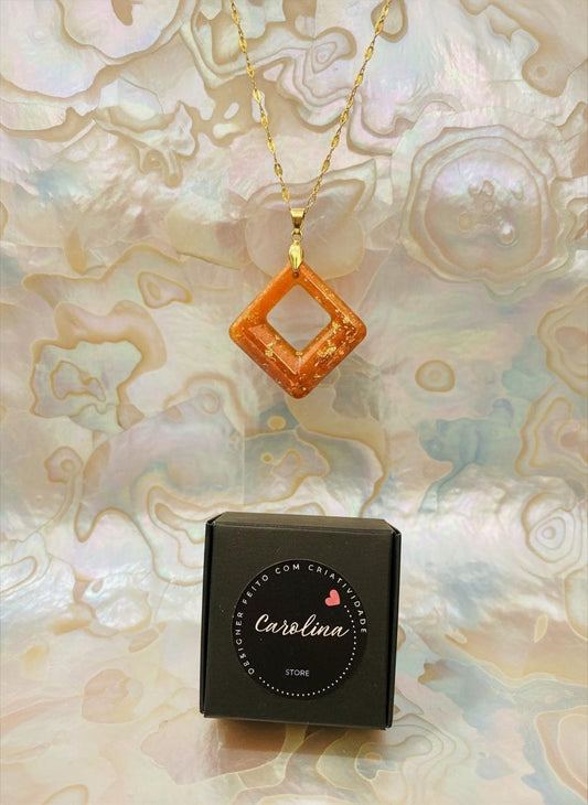 Colar com Corrente em Ouro 18K e Pingente em Resina com Folhas de Ouro