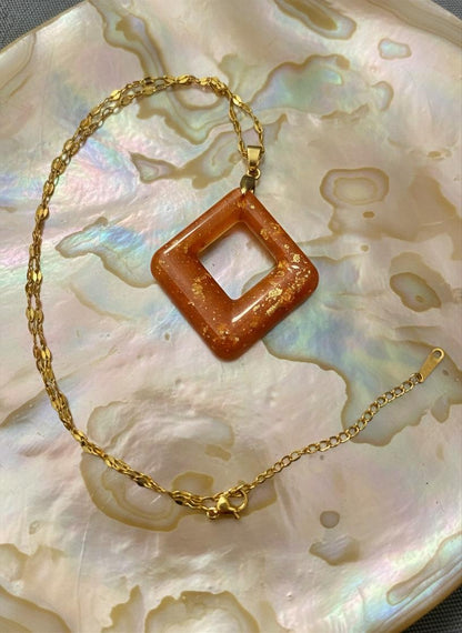 Colar com Corrente em Ouro 18K e Pingente em Resina com Folhas de Ouro