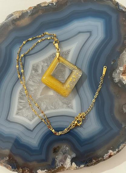 Colar com Corrente em Ouro 18K e Pingente em Resina Dourada com Folhas de Ouro