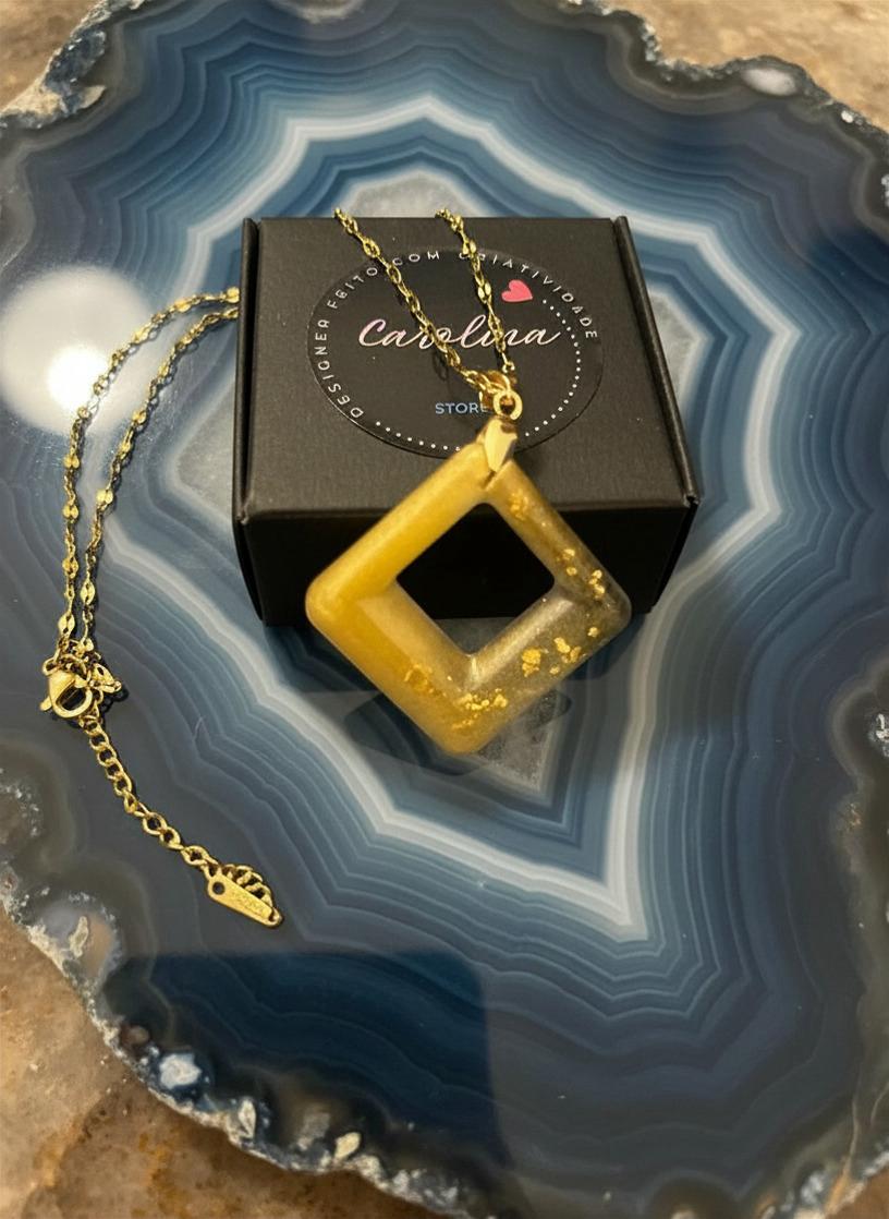 Colar com Corrente em Ouro 18K e Pingente em Resina Dourada com Folhas de Ouro