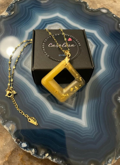 Colar com Corrente em Ouro 18K e Pingente em Resina Dourada com Folhas de Ouro