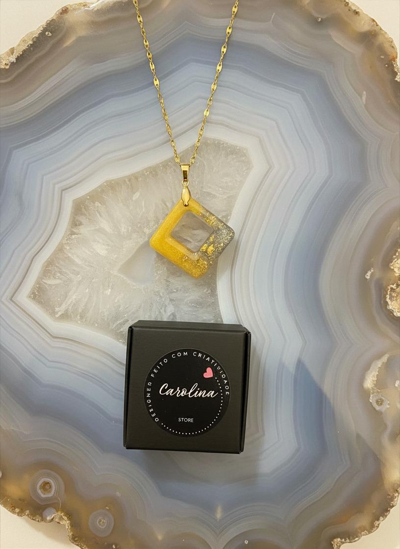 Colar com Corrente em Ouro 18K e Pingente em Resina Dourada com Folhas de Ouro