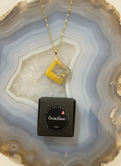 Colar com Corrente em Ouro 18K e Pingente em Resina Dourada com Folhas de Ouro