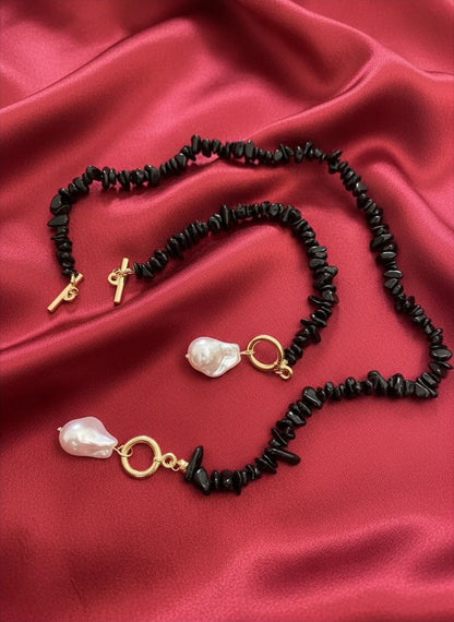 Conjunto Elegância Barroca – Colar e Pulseira com Pérola e Pedras Pretas