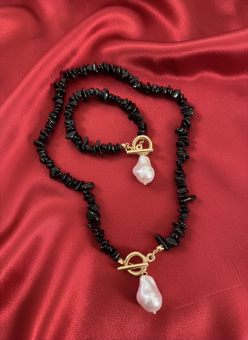 Conjunto Elegância Barroca – Colar e Pulseira com Pérola e Pedras Pretas
