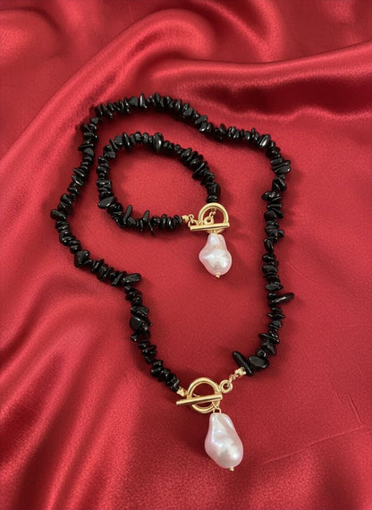 Conjunto Elegância Barroca – Colar e Pulseira com Pérola e Pedras Pretas