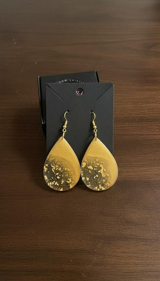 Brincos com Acessórios em Aço Inox Dourado e Pingente em Formato de Lagrima Dourado com Folhas de Ouro