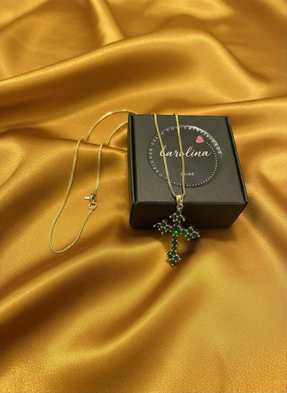 Colar dourado com cruz e zircónia verde esmeralda