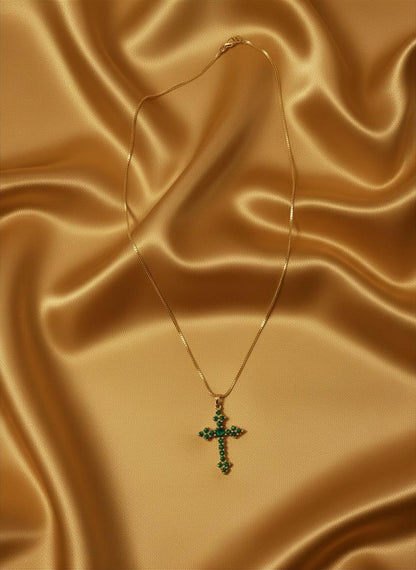 Colar dourado com cruz e zircónia verde esmeralda