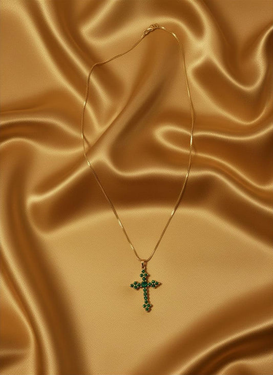 Colar dourado com cruz e zircónia verde esmeralda